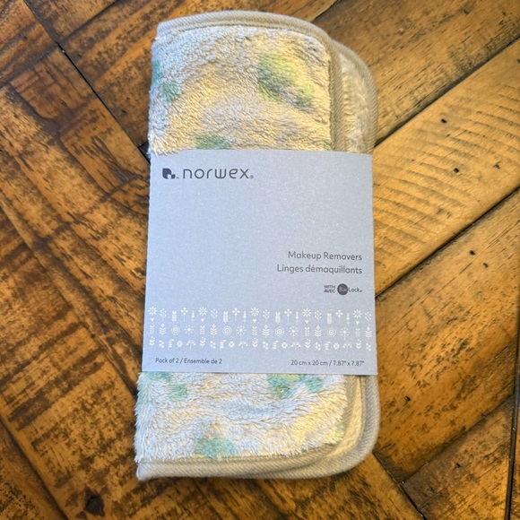 Norwex Makeup Remover Cloth, Leaf set of 2 - Picture 3 of 3